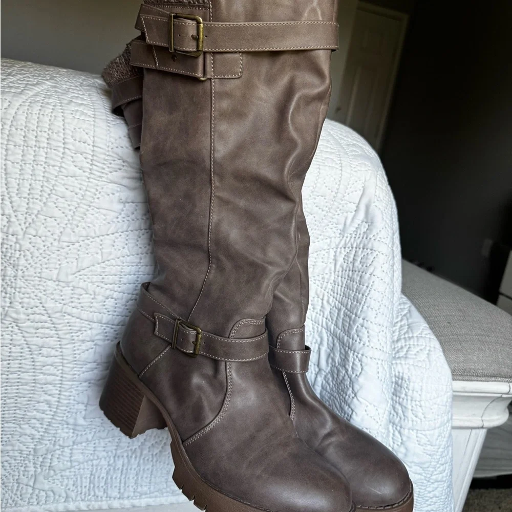 Jelly pop Brown leather knee high boots y2k Early 2000s aesthetic